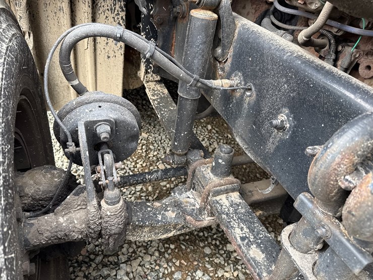 2016-massey-ferguson-8-image-22