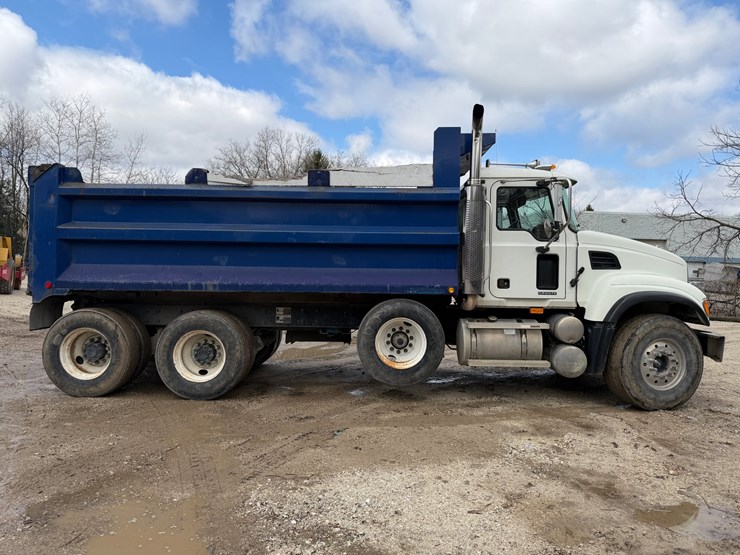 #1049-•-2005-mack-granite-tri-axle-dump-image-6