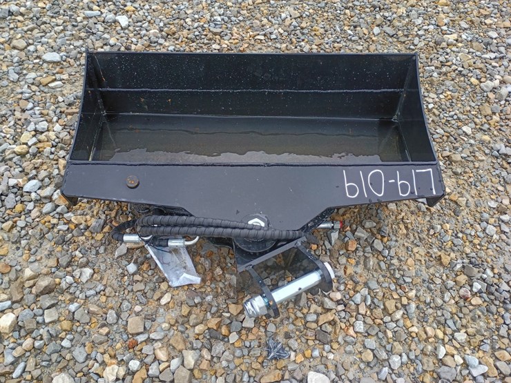 #l19-019-•-tpm-32"-bucket-mini-excavator-attachment-image-3