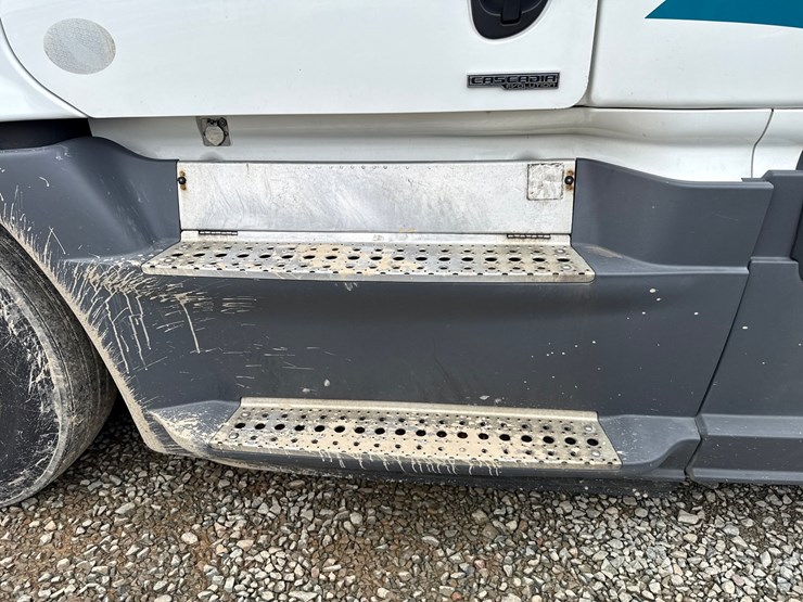 2016-massey-ferguson-8-image-56