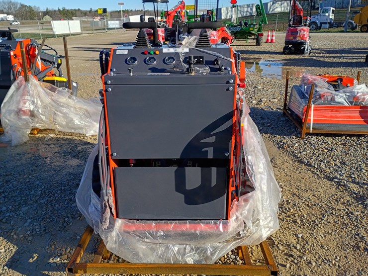 #l19-012-•-2026-tpm-t460-mini-skid-steer-image-3