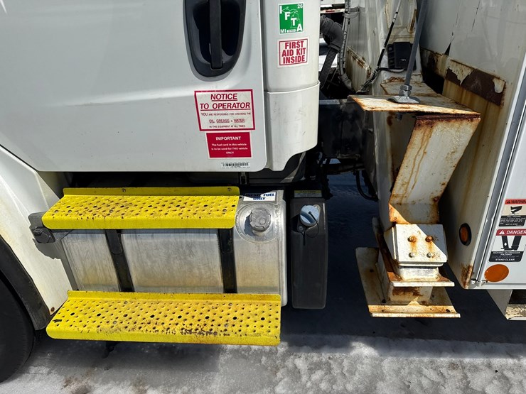 #1070-•-2012-freightliner-boom/crane-truck-image-23