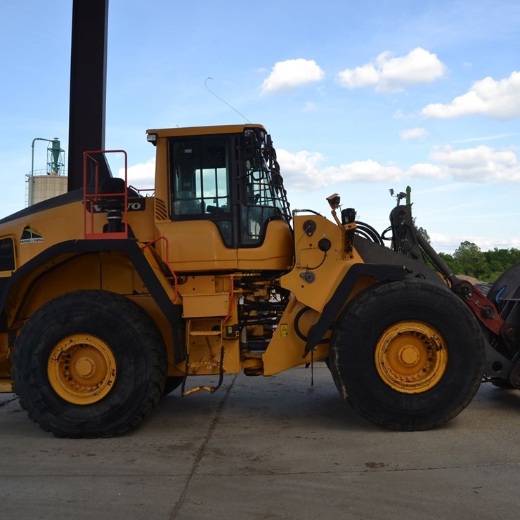 VOLVO 180H ARTICULATING WHEEL LOADER W/ ENCLOSED CAB W/ HEAT & AIR W/ LOG FORKS W/ DOUBLE HOLD DOWN W/ 26.5XR25 RUB SN#VCEL180HV00004828
