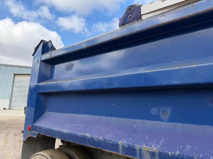 #1049-•-2005-mack-granite-tri-axle-dump-image-22