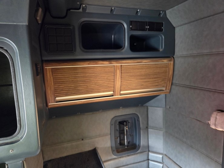 2002-peterbilt-379-image-65