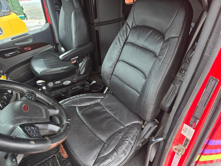 peterbilt-579-image-69