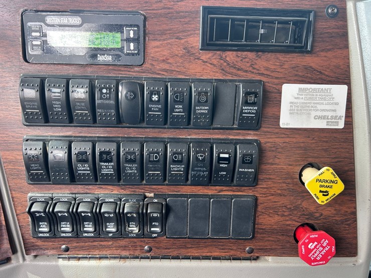 #1009-•-2012-western-star-conventional-4-sleeper-cab-truck-tractor-image-52