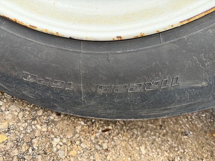 #1360-•-2019-peterbilt-pb520-side-load-garbage-truck-image-74