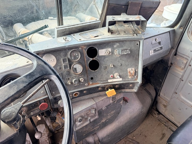 1988-mack-dm690s-image-58