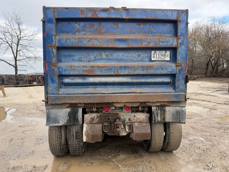 #1049-•-2005-mack-granite-tri-axle-dump-image-4