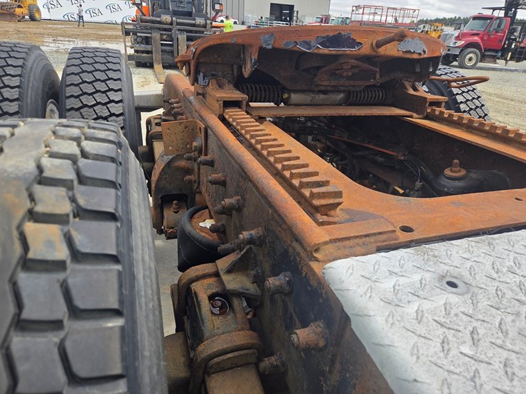 2002-peterbilt-379-image-31