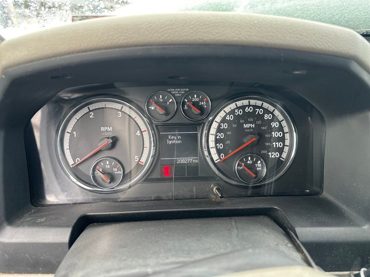 2012-massey-ferguson-8-image-44