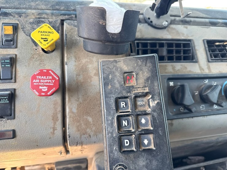 2002-freightliner-fl80-image-53