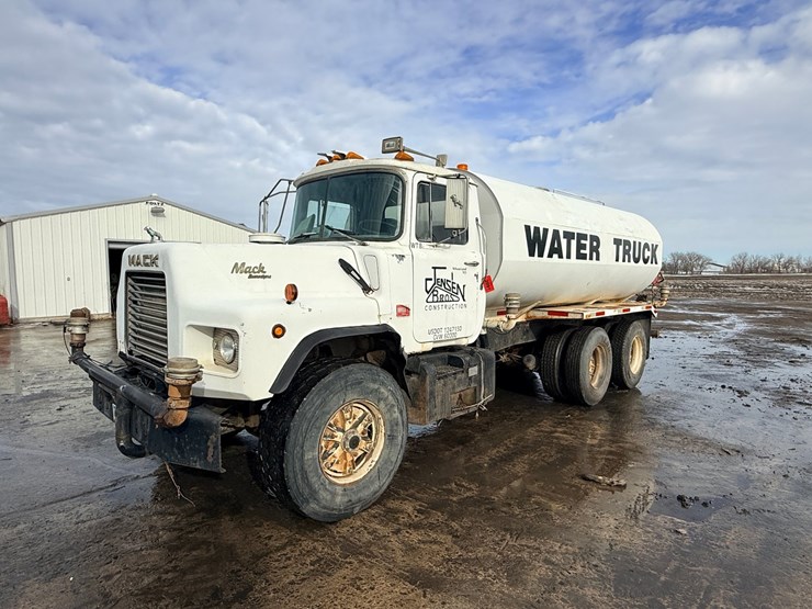 1988-mack-dm690s-image-1