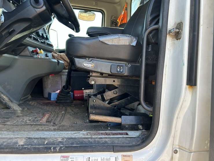 2020-kenworth-t880-image-57