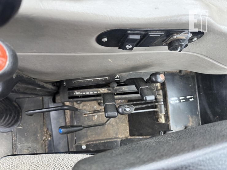 case-ih-farmall-120a-image-15