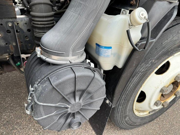 2019-isuzu-nrr-image-44