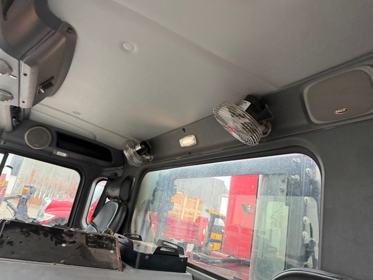 #1360-•-2019-peterbilt-pb520-side-load-garbage-truck-image-52