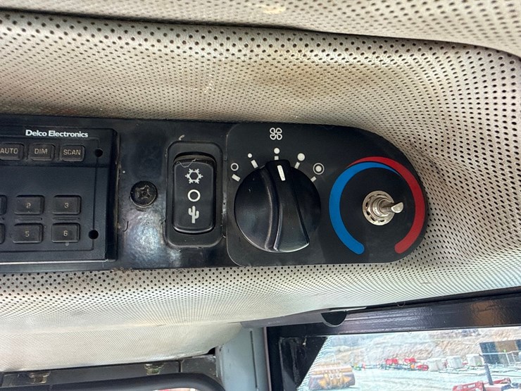 2002-deere-700h-lgp-image-49