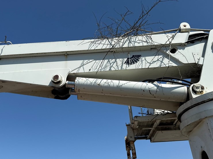 2010-international-7400-image-34