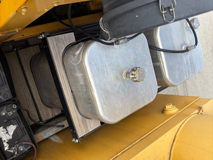 2005-gmc-t7500-image-49