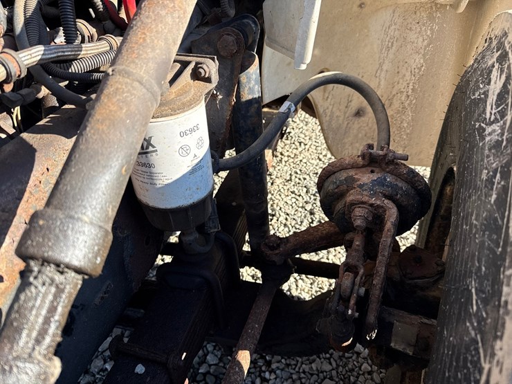 1998-freightliner-fl70-image-11