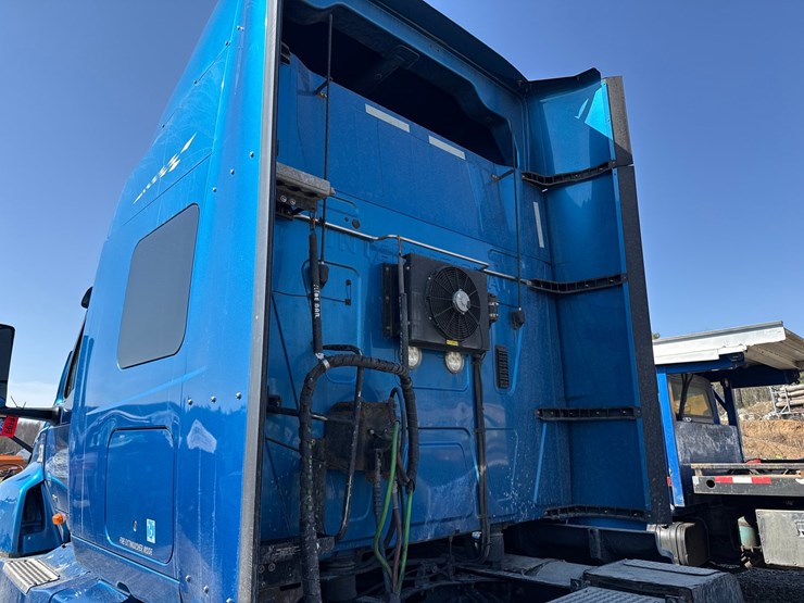 #2199-•-2020-international-a26-sleeper-cab-truck-tractor-image-19