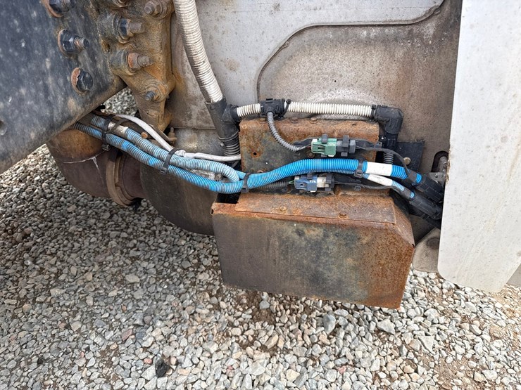 2018-freightliner-122sd-image-40