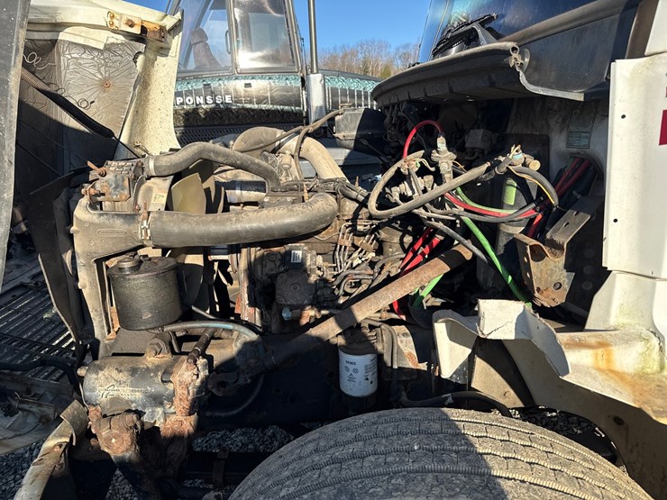 1998-freightliner-fl70-image-9