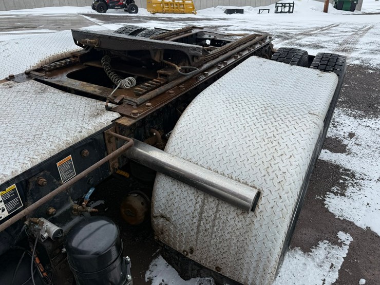 2011-kenworth-t800-image-19