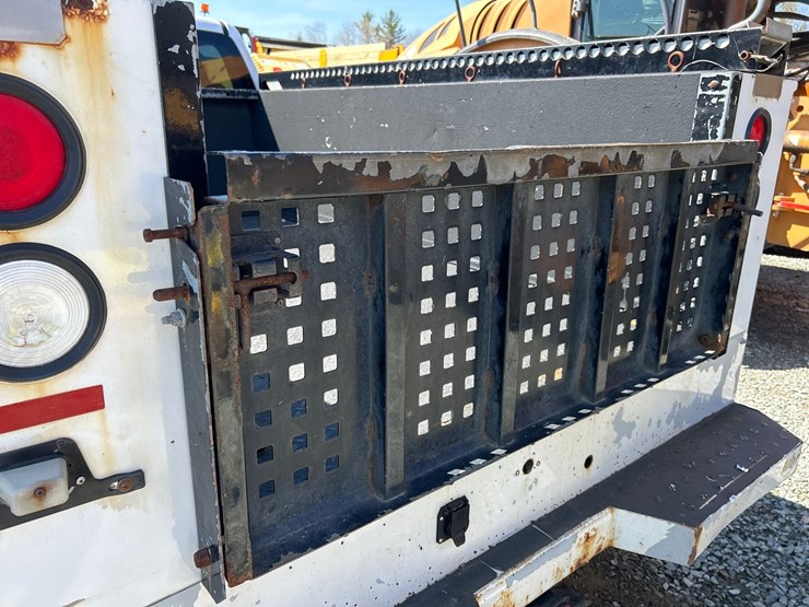 2018-chevrolet-3500-image-32