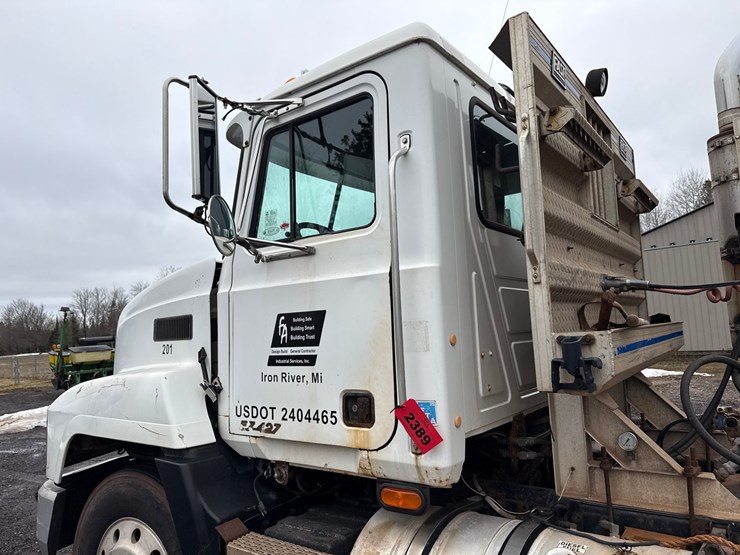 1996-mack-ch613-image-31