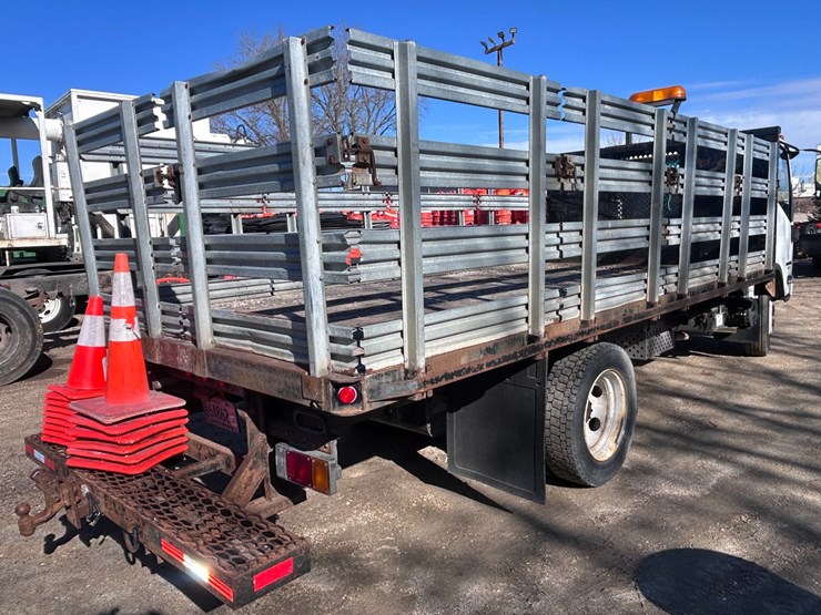 2012-isuzu-npr-image-5