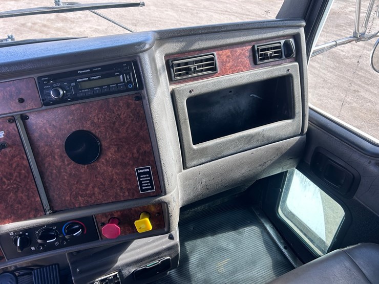 #1679-•-2004-kenworth-flatbed-truck-image-34