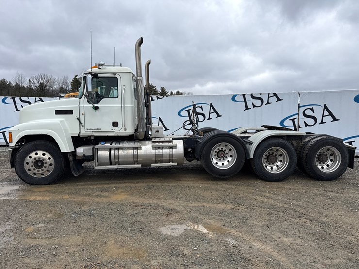 2014-massey-ferguson-8-image-2