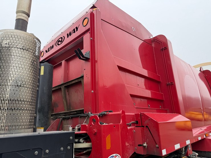 #1360-•-2019-peterbilt-pb520-side-load-garbage-truck-image-12