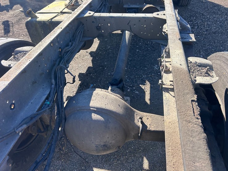 #1694-•-2004-isuzu-cab-and-chassis-image-28