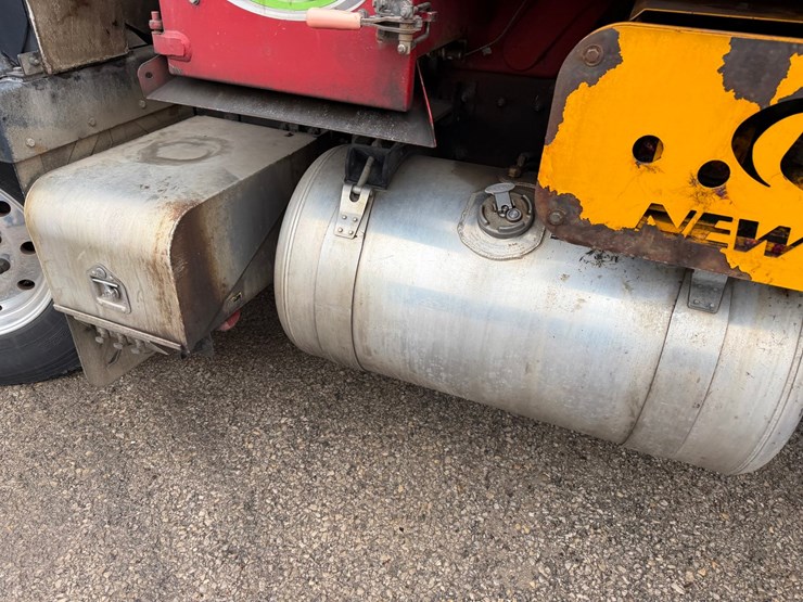 #1360-•-2019-peterbilt-pb520-side-load-garbage-truck-image-35