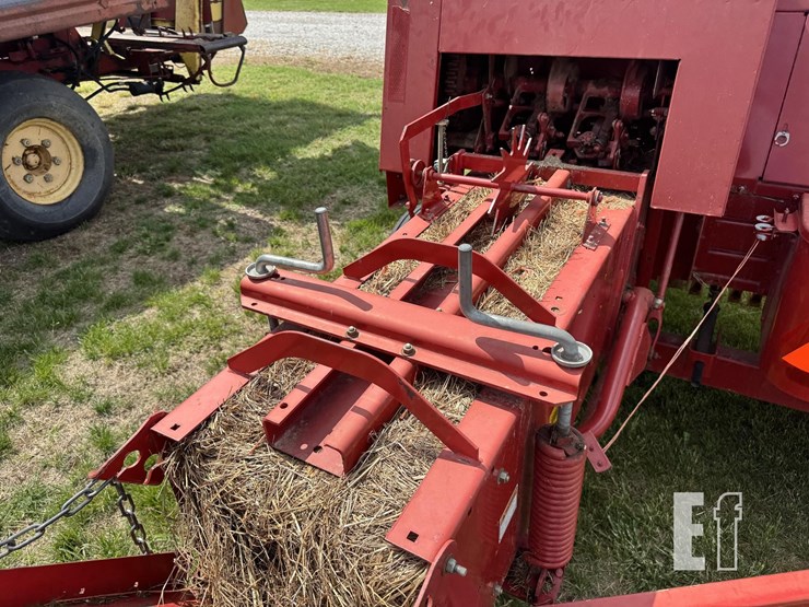 new-holland-565-image-7