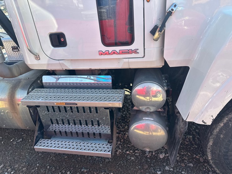 2014-massey-ferguson-8-image-50