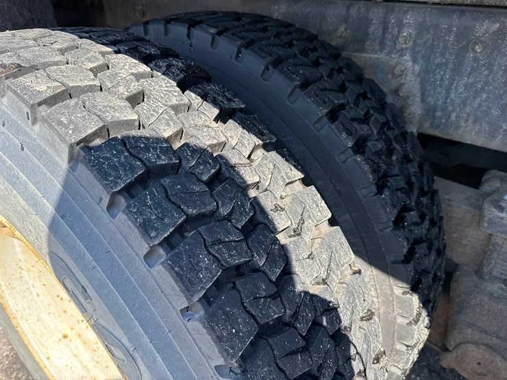 2002-freightliner-fl80-image-61