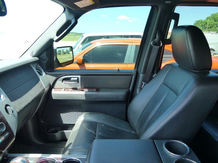 2010-ford-expedition-image-12