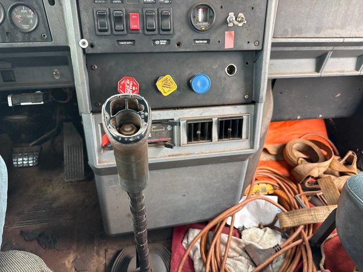 1996-mack-ch613-image-47