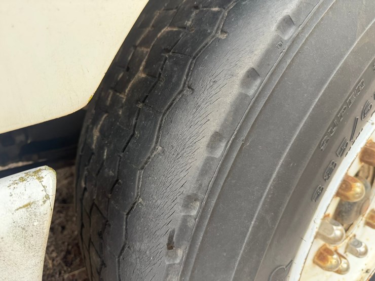 #1117-•-volvo-whitegmc-day-cab-truck-tractor-image-88