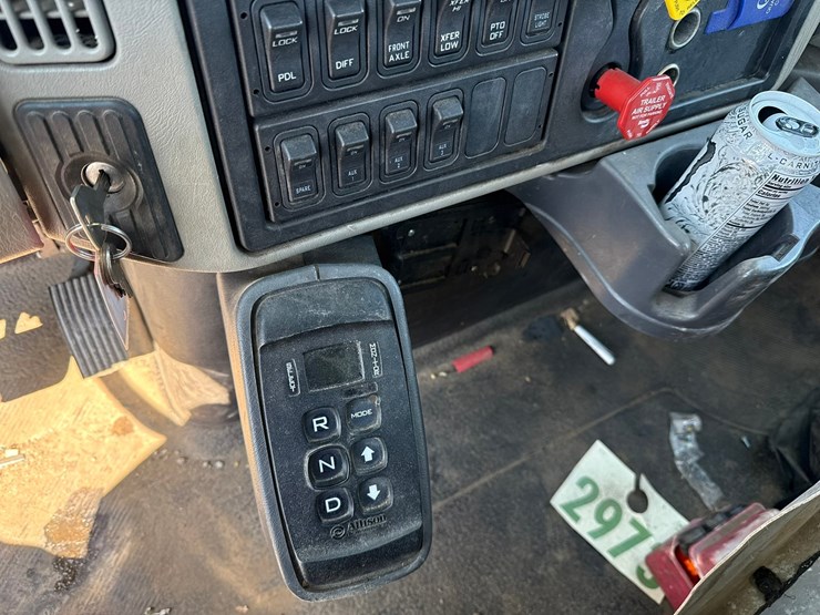 2010-international-7400-image-52