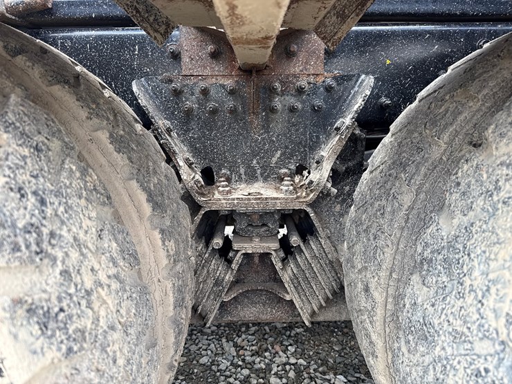 2016-massey-ferguson-8-image-37