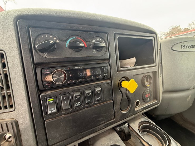 #1052-•-2007-international-7600sfa-tri-axle-dump-truck-image-33