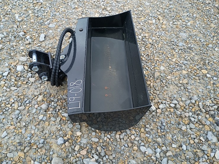 #l19-018-•-tpm-32"-bucket-mini-excavator-attachment-image-2