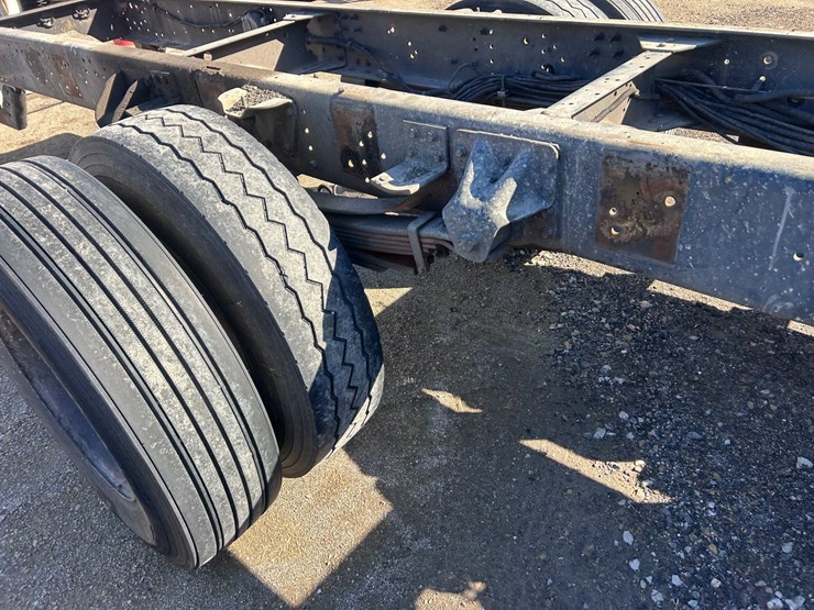 #1694-•-2004-isuzu-cab-and-chassis-image-25