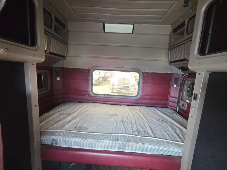 2007-peterbilt-579-image-59